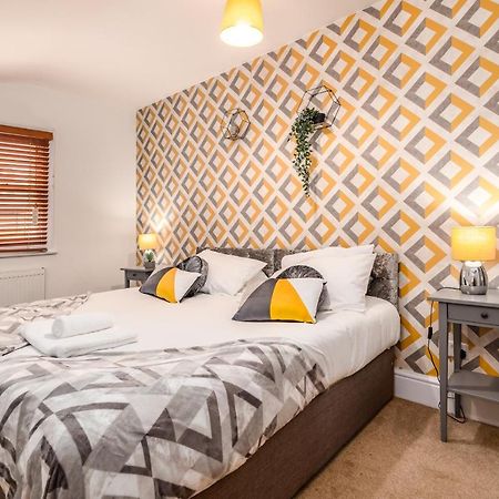 Spacious Contractor House For Large Groups - Private Parking Northampton Eksteriør billede