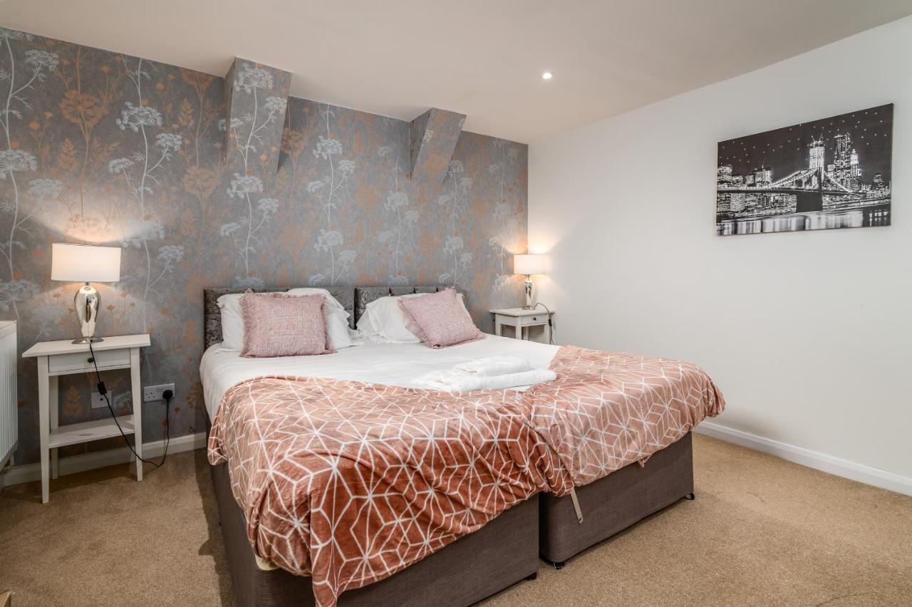 Spacious Contractor House For Large Groups - Private Parking Northampton Eksteriør billede