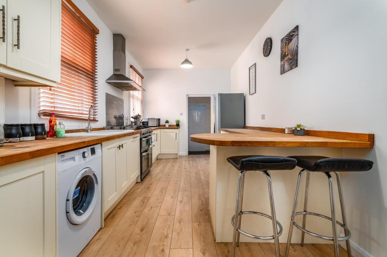 Spacious Contractor House For Large Groups - Private Parking Northampton Eksteriør billede