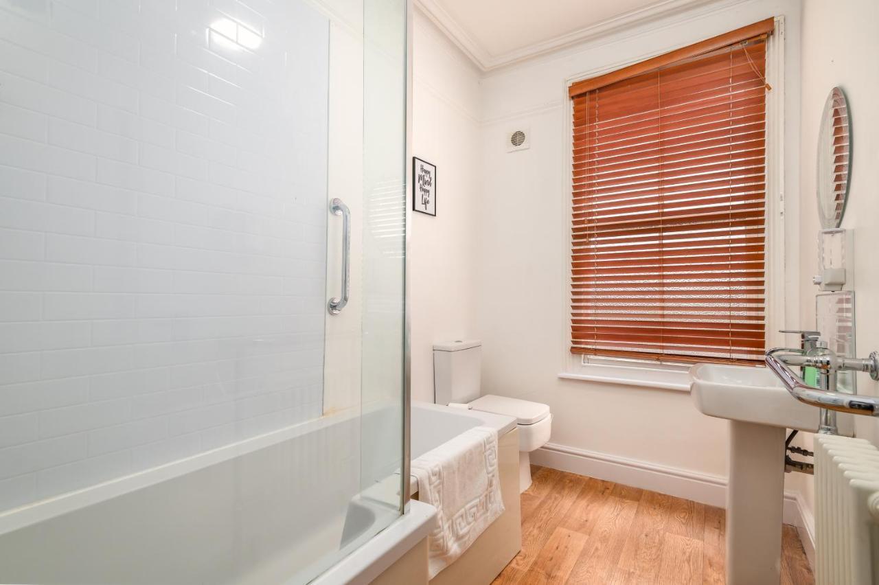 Spacious Contractor House For Large Groups - Private Parking Northampton Eksteriør billede