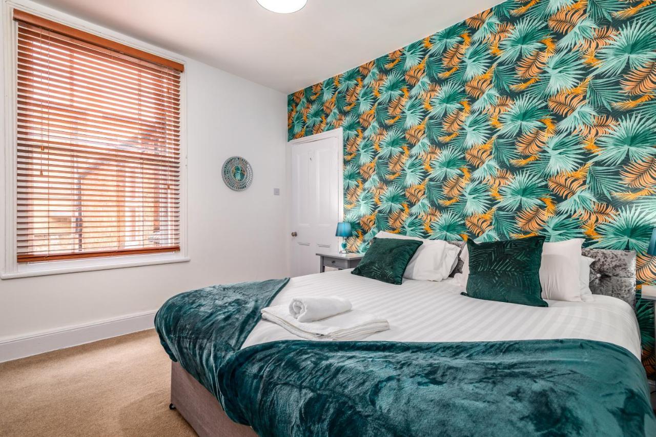 Spacious Contractor House For Large Groups - Private Parking Northampton Eksteriør billede