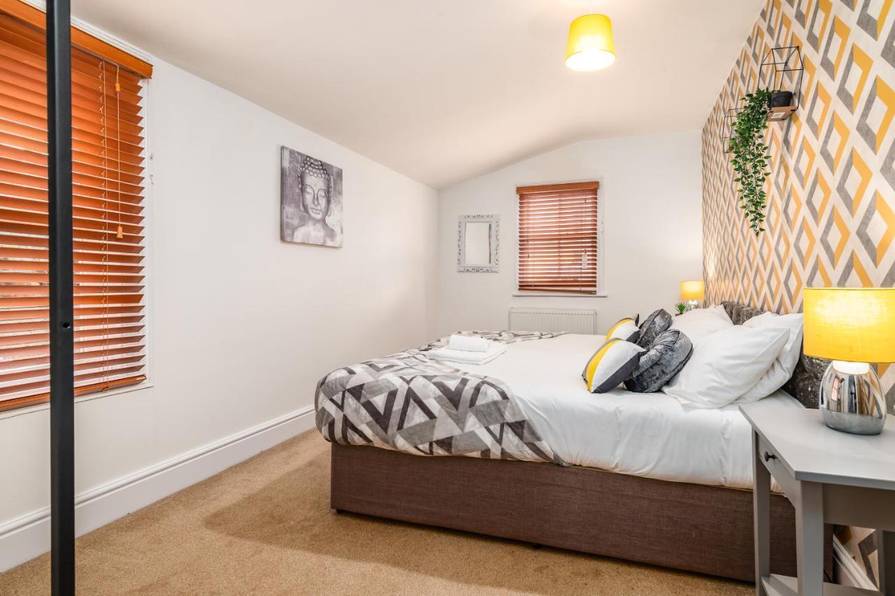 Spacious Contractor House For Large Groups - Private Parking Northampton Eksteriør billede