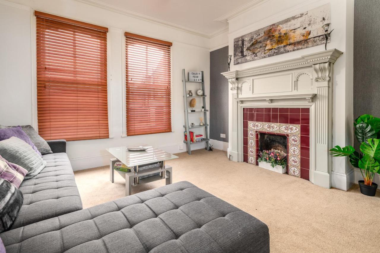 Spacious Contractor House For Large Groups - Private Parking Northampton Eksteriør billede