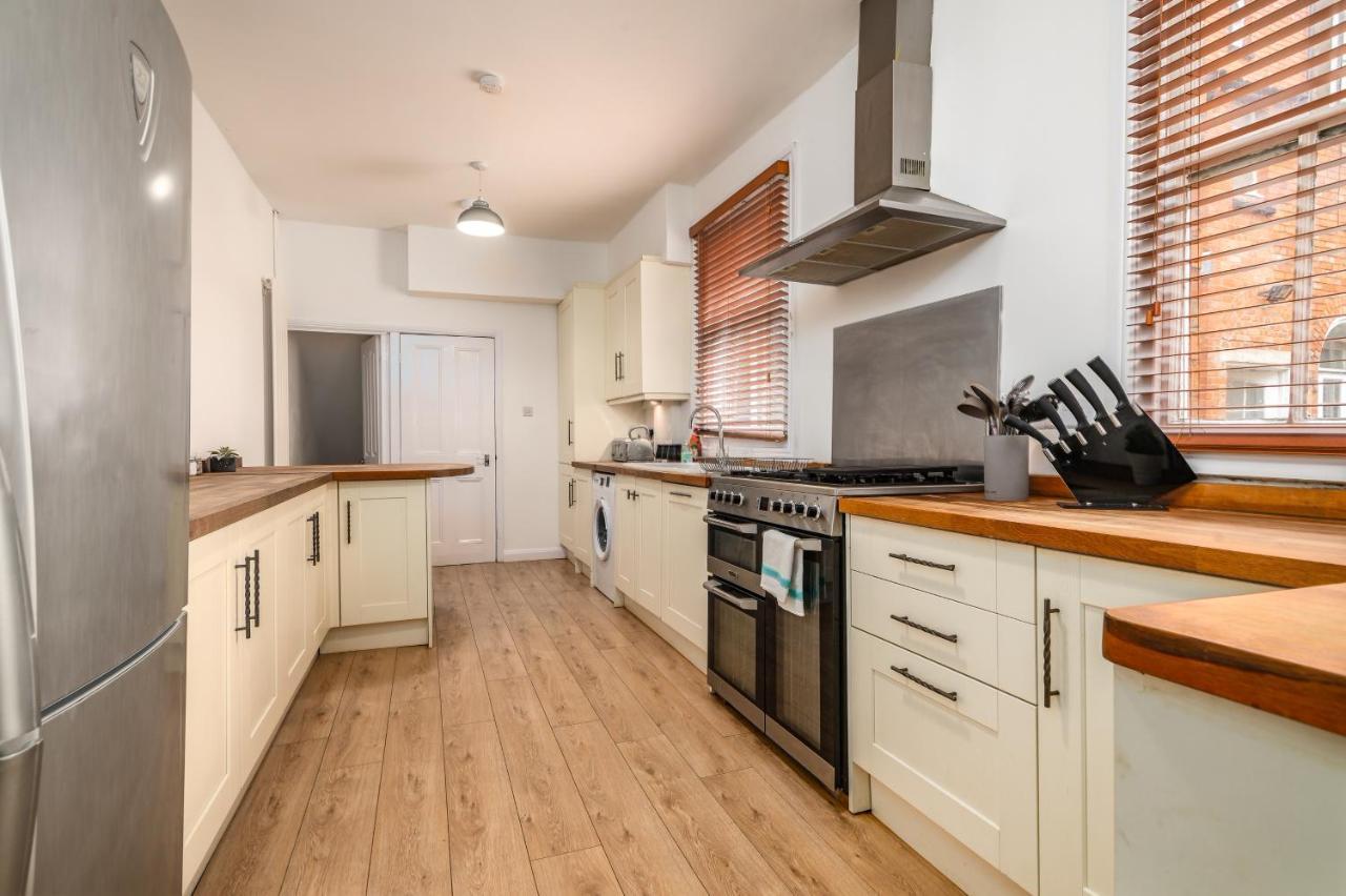 Spacious Contractor House For Large Groups - Private Parking Northampton Eksteriør billede