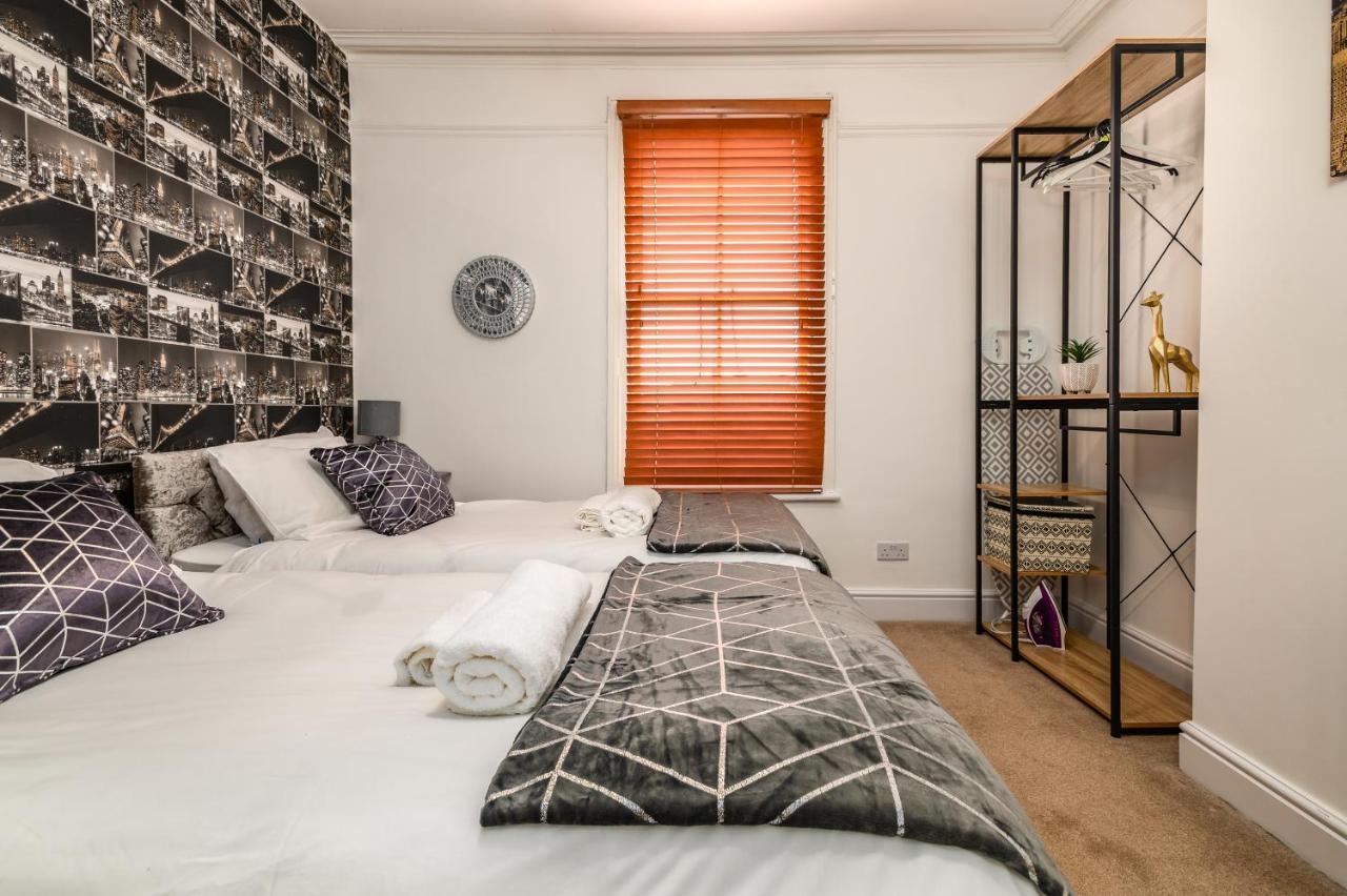 Spacious Contractor House For Large Groups - Private Parking Northampton Eksteriør billede